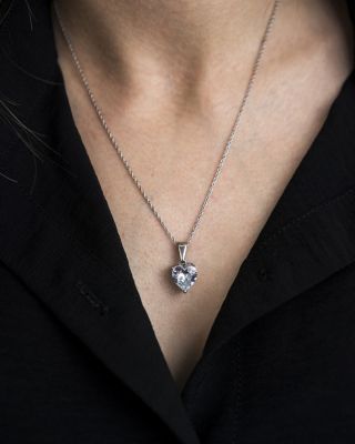 Srdce plné lesku 🤍 Jemný řetízek z chirurgické oceli doplněný zářivým srdíčkem je symbolem lásky a elegance. 💎 Čistý...